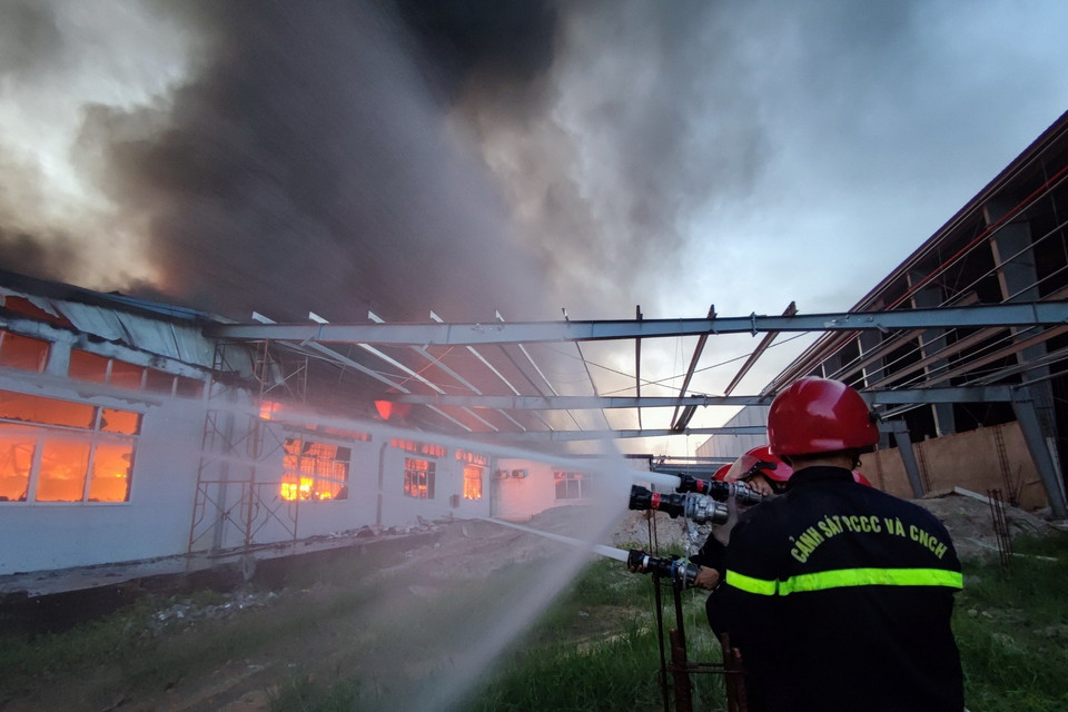 Nhận tin báo, lực lượng cảnh sát phòng cháy chữa cháy Thừa Thiên-Huế huy động nhiều xe chữa cháy cùng hàng chục cán bộ, chiến sỹ đến hiện trường để khẩn trương khống chế ngọn lửa, không cho cháy lan. (Ảnh: TTXVN phát)