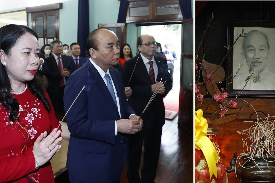  Chủ tịch nước Nguyễn Xuân Phúc dâng hương tưởng niệm Chủ tịch Hồ Chí Minh tại Nhà 67 trong Khu Di tích Chủ tịch Hồ Chí Minh ở Phủ Chủ tịch. (Ảnh: Thống Nhất/TTXVN)