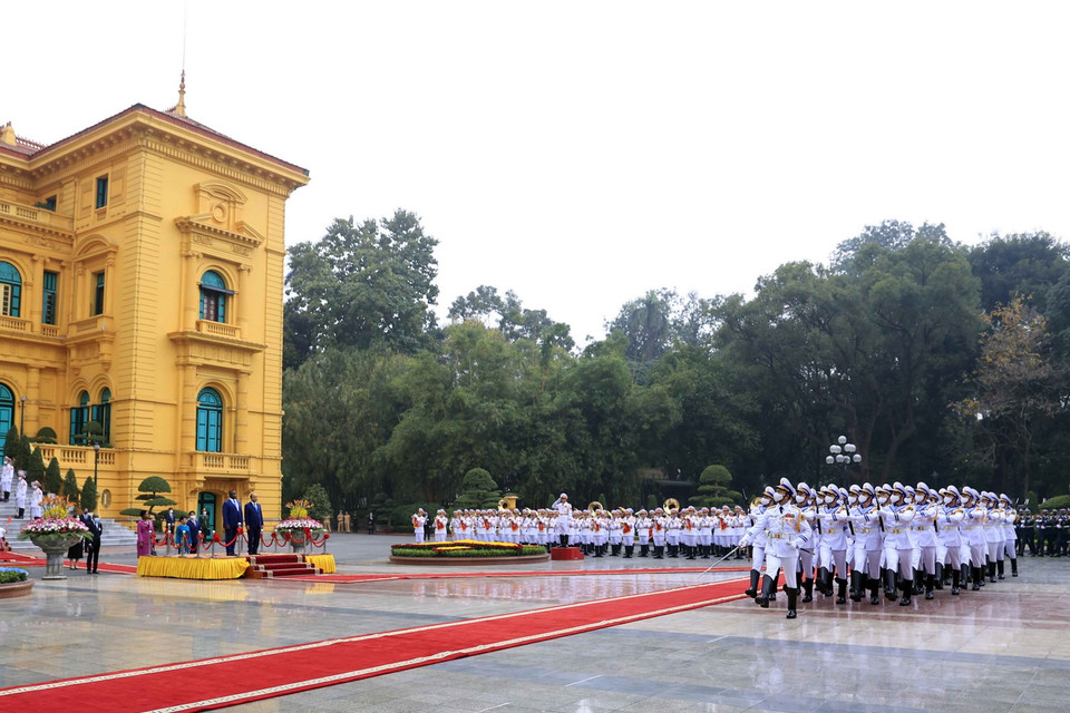 Quang cảnh Lễ đón Tổng thống Cộng hòa Sierra Leone thăm chính thức Việt Nam. (Ảnh: Thống Nhất/TTXVN)