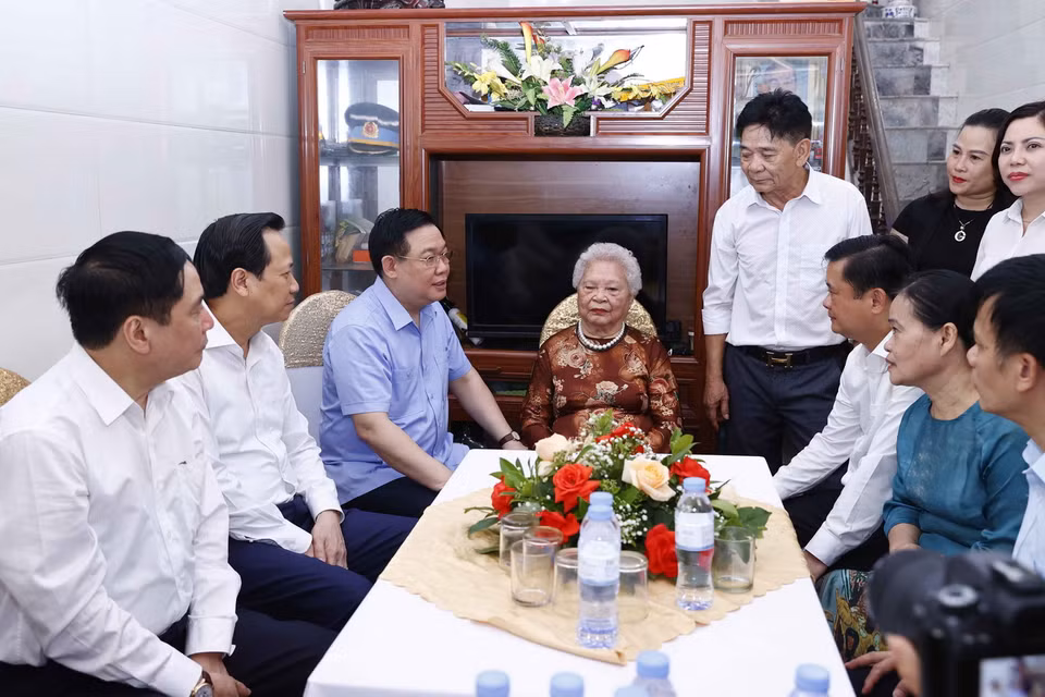 Chủ tịch Quốc hội Vương Đình Huệ nói chuyện thân mặt với Mẹ Việt Nam Anh hùng Nguyễn Thị Kim Oanh, có hai con là liệt sỹ. (Ảnh: Doãn Tấn/TTXVN)