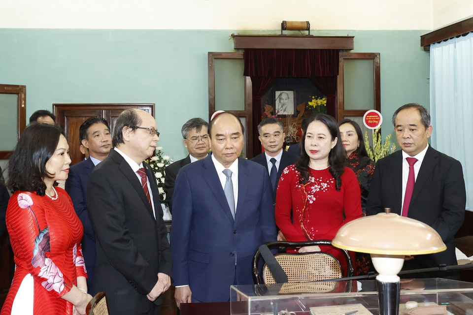 Chủ tịch nước Nguyễn Xuân Phúc thăm nơi ở và làm việc của Chủ tịch Hồ Chí Minh tại Nhà 67. (Ảnh: Thống Nhất/TTXVN)