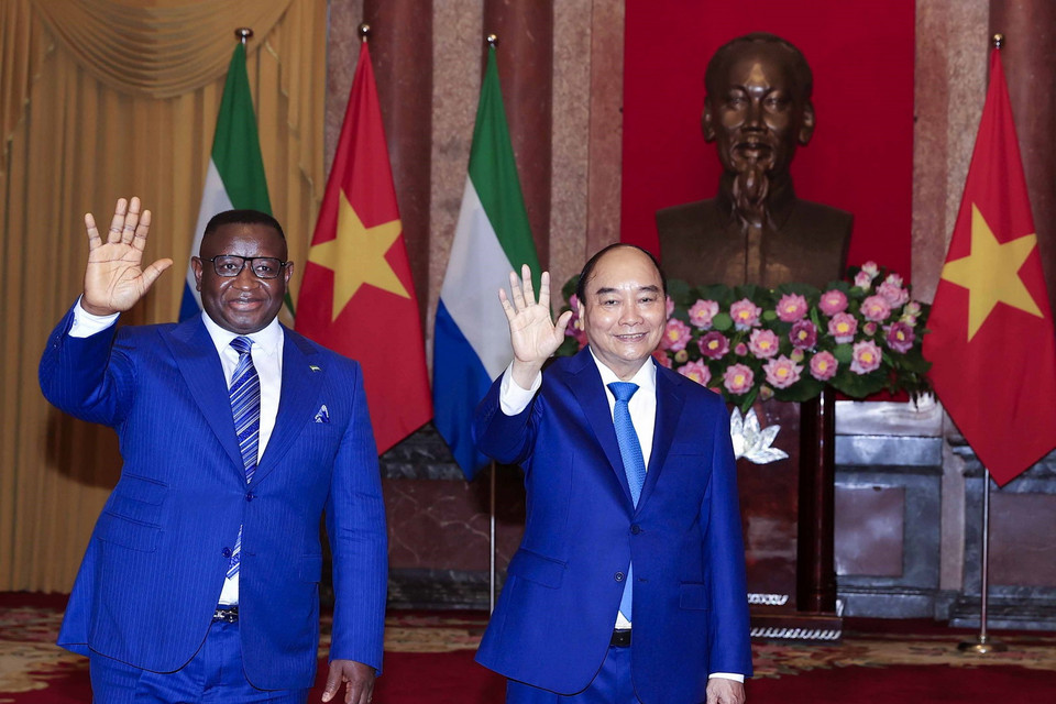 Chủ tịch nước Nguyễn Xuân Phúc và Tổng thống nước Cộng hòa Sierra Leone Julius Maada Bio tiến vào phòng hội đàm. (Ảnh: Thống Nhất/TTXVN) 