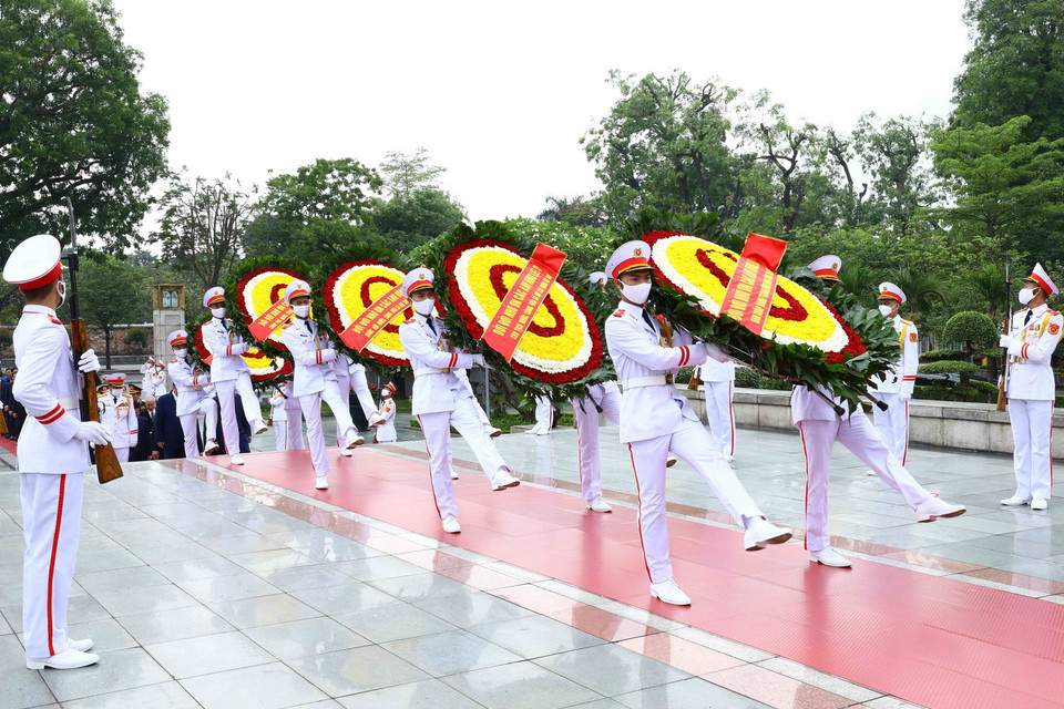  Các vị lãnh đạo Đảng, Nhà nước đến đặt vòng hoa viếng các Anh hùng liệt sỹ. (Ảnh: An Đăng/TTXVN)