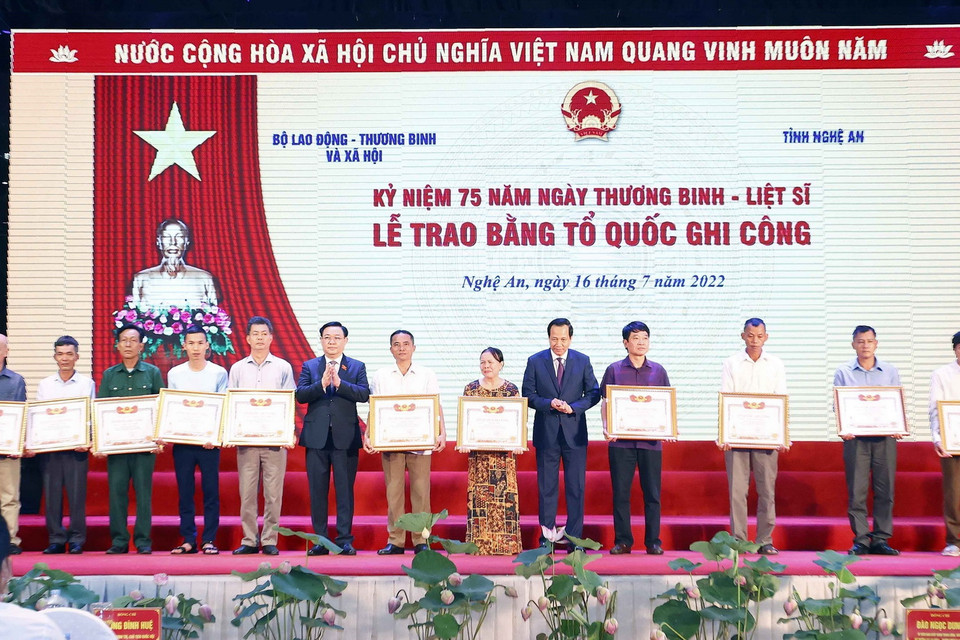 Chủ tịch Quốc hội Vương Đình Huệ và Bộ trưởng Bộ Lao động - Thương binh và Xã hội Đào Ngọc Dung trao Bằng Tổ quốc ghi công cho thân nhân các gia đình liệt sĩ. Ảnh: Doãn Tấn - TTXVN