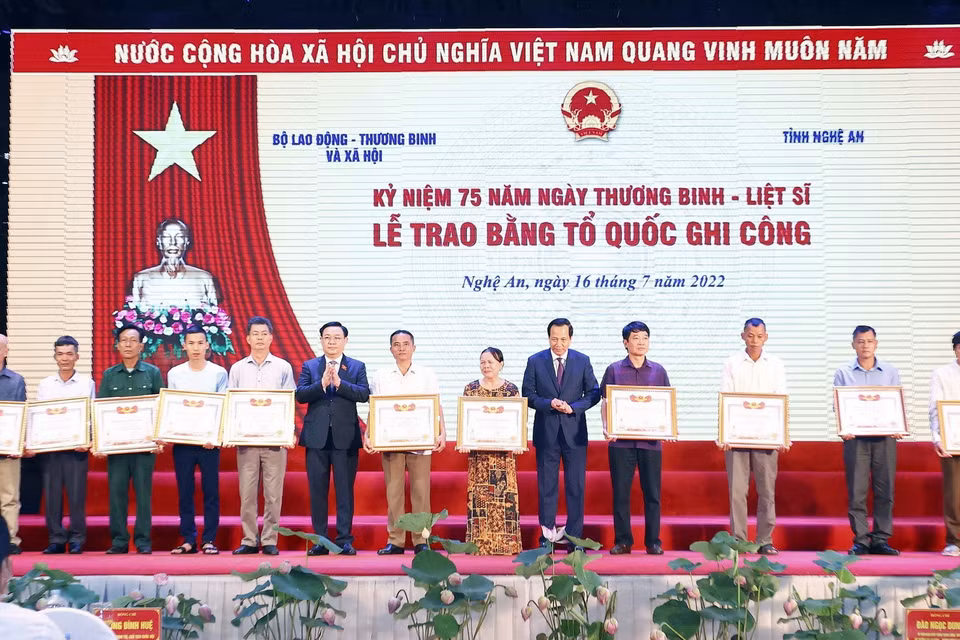 Chủ tịch Quốc hội Vương Đình Huệ và Bộ trưởng Bộ Lao động - Thương binh và Xã hội Đào Ngọc Dung trao Bằng Tổ quốc ghi công cho thân nhân các gia đình liệt sĩ. Ảnh: Doãn Tấn - TTXVN