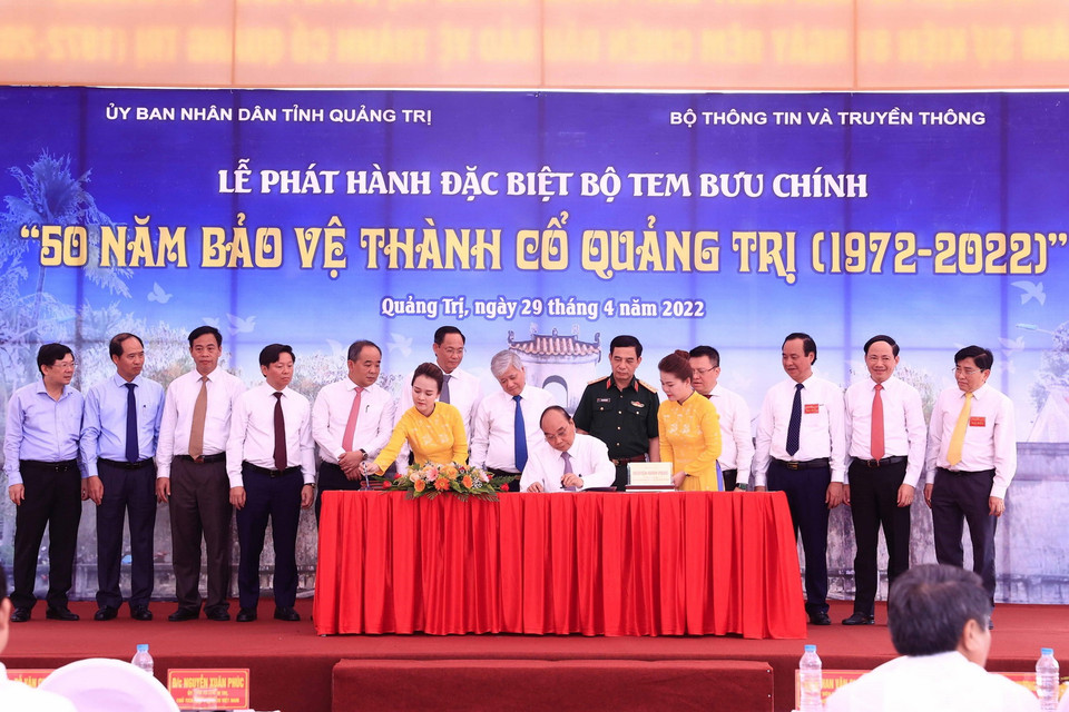 Chủ tịch nước ký phát hành đặc biệt bộ Tem bưu chính “50 năm bảo vệ Thành cổ Quảng Trị.” (Ảnh: Thống Nhất/TTXVN)