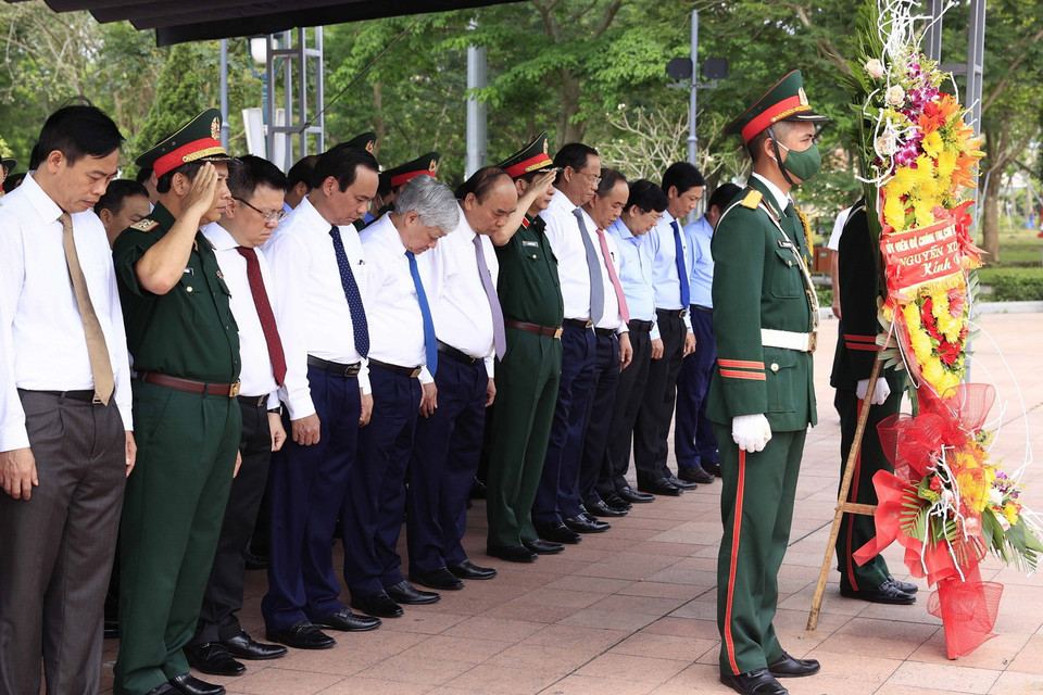 Chủ tịch nước Nguyễn Xuân Phúc dâng hương và dâng hoa tưởng niệm các Anh hùng liệt sỹ tại Thành cổ Quảng Trị. (Ảnh: Thống Nhất/TTXVN)