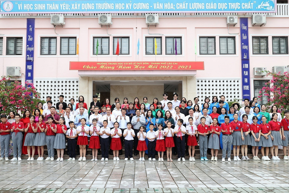 Thủ tướng Phạm Minh Chính chụp ảnh lưu niệm cùng giáo viên, học sinh cụm liên trường thành phố Lào Cai. (Ảnh: Dương Giang/TTXVN)