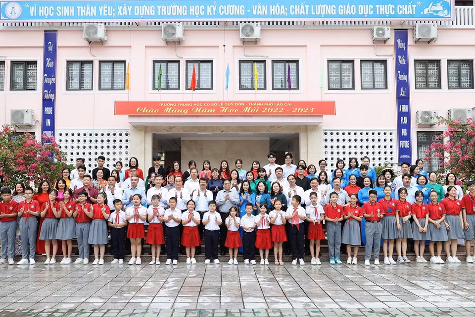 Thủ tướng Phạm Minh Chính chụp ảnh lưu niệm cùng giáo viên, học sinh cụm liên trường thành phố Lào Cai. (Ảnh: Dương Giang/TTXVN)