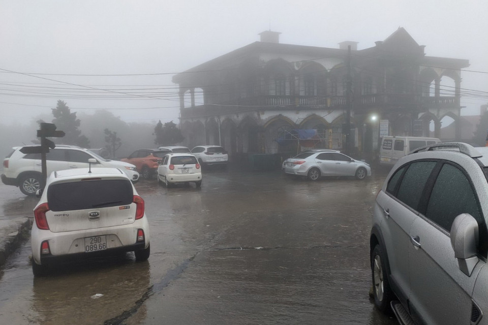 Trong thời tiết mưa, rét buốt, các đoàn khách đến khu du lịch Mẫu Sơn ngày càng đông. (Ảnh: Anh Tuấn/TTXVN)