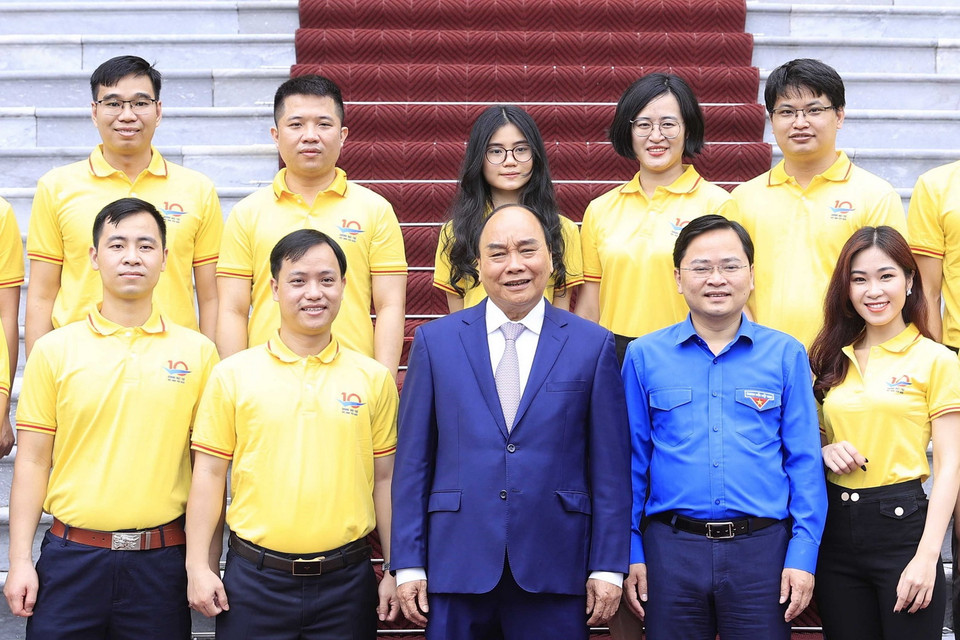 Chủ tịch nước Nguyễn Xuân Phúc chụp ảnh cùng các gương mặt trẻ Việt Nam tiêu biểu năm 2021. (Ảnh: Thống Nhất/ TTXVN)