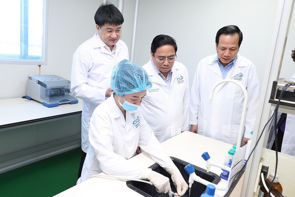 Thủ tướng Phạm Minh Chính kiểm tra quy trình xử lý mẫu hài cốt. (Ảnh: Dương Giang/TTXVN)