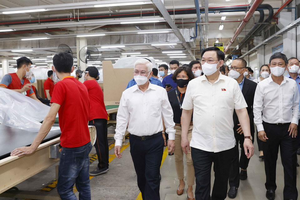 Chủ tịch Quốc hội Vương Đình Huệ thăm xưởng sản xuất. (Ảnh: Doãn Tấn/TTXVN)