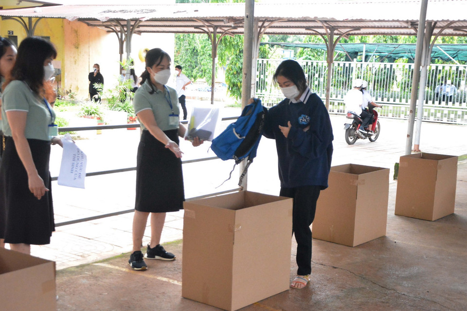  Khu vực để tư trang của thí sinh tại Điểm thi Trường THPT Lê Qúy Đôn, thành phố Buôn Ma Thuột, tỉnh Đắk Lắk được bố trí cách xa các phòng thi. (Ảnh: Tuấn Anh/TTXVN)