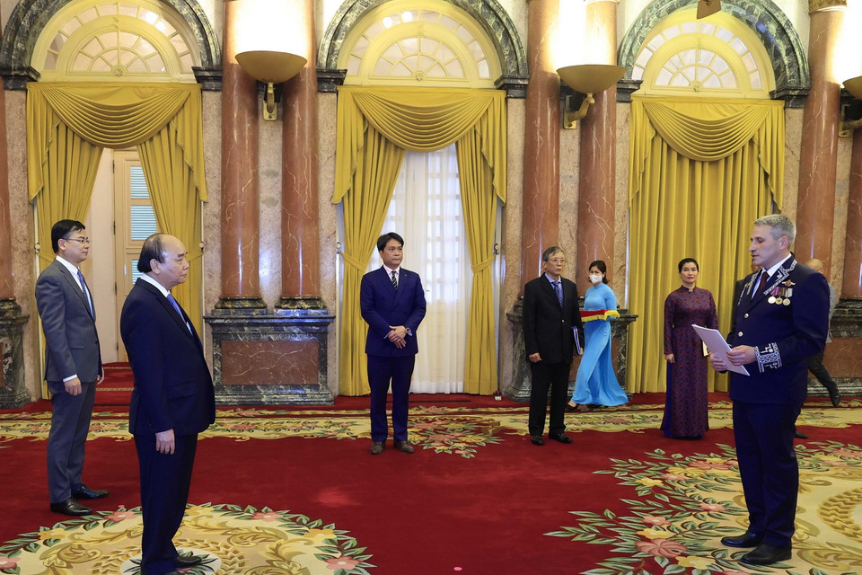 Đại sứ Belarus Uladzimir Baravikov trình Quốc thư lên Chủ tịch nước Nguyễn Xuân Phúc. (Ảnh: Thống Nhất/TTXVN)