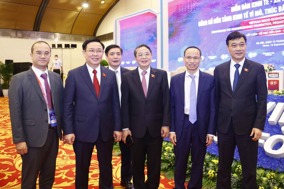 Chủ tịch Quốc hội Vương Đình Huệ và đại biểu tham dự Diễn đàn. (Ảnh: Doãn Tấn/TTXVN)