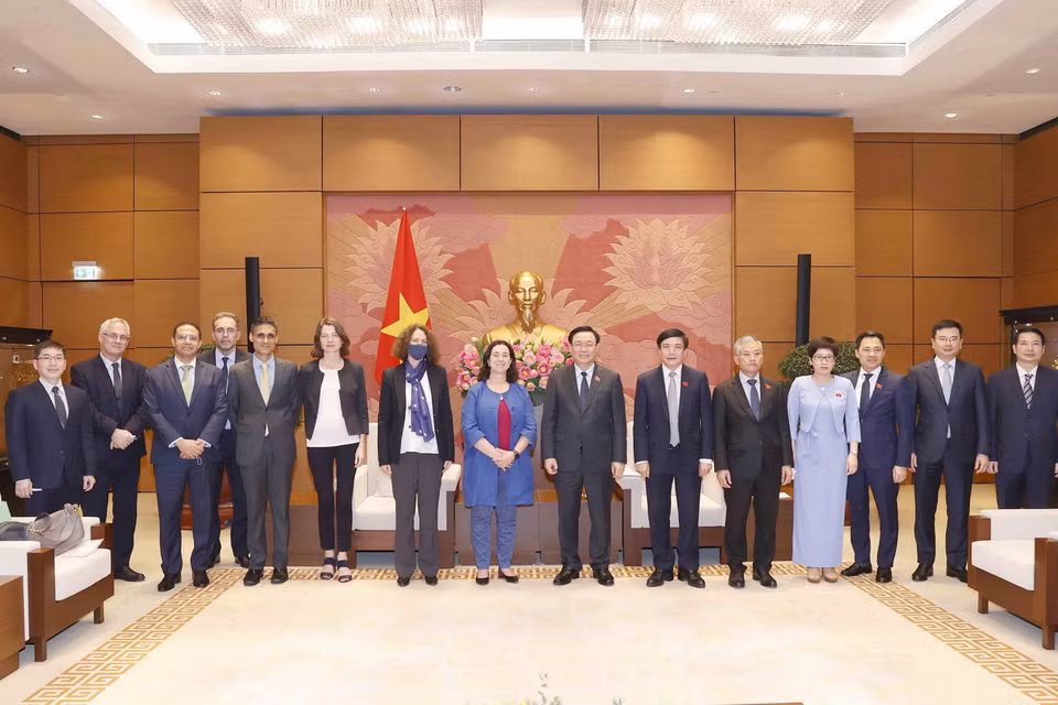 Chủ tịch Quốc hội Vương Đình Huệ chụp ảnh cùng các đại biểu. (Ảnh: Doãn Tấn/TTXVN)