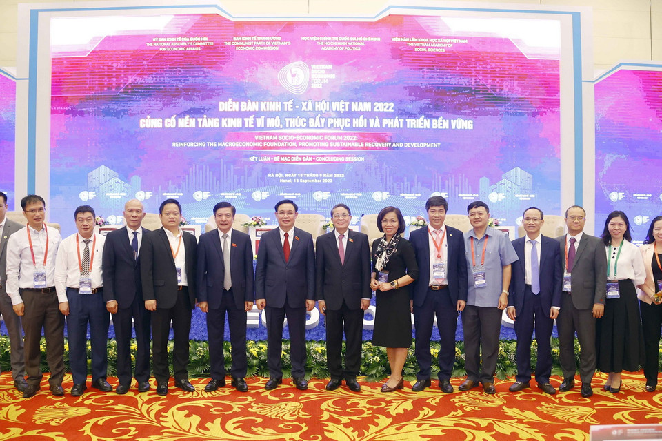 Chủ tịch Quốc hội Vương Đình Huệ chụp ảnh kỷ niện với đại biểu. (Ảnh: Doãn Tấn/TTXVN)