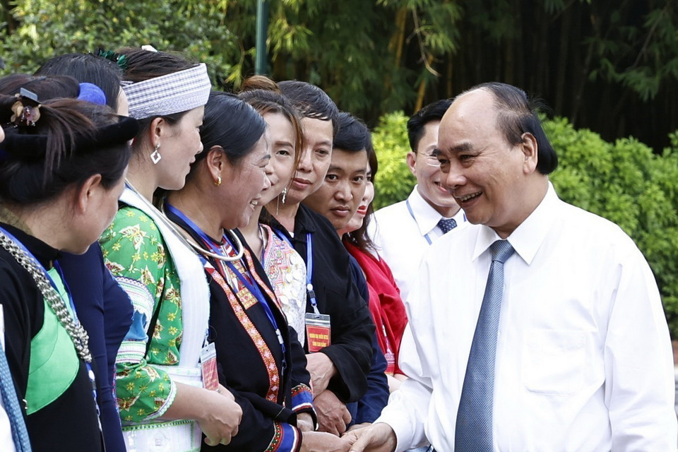 Chủ tịch nước Nguyễn Xuân Phúc cùng các đại biểu dân tộc thiểu số tiêu biểu tỉnh Cao Bằng. (Ảnh: Thống Nhất/TTXVN)