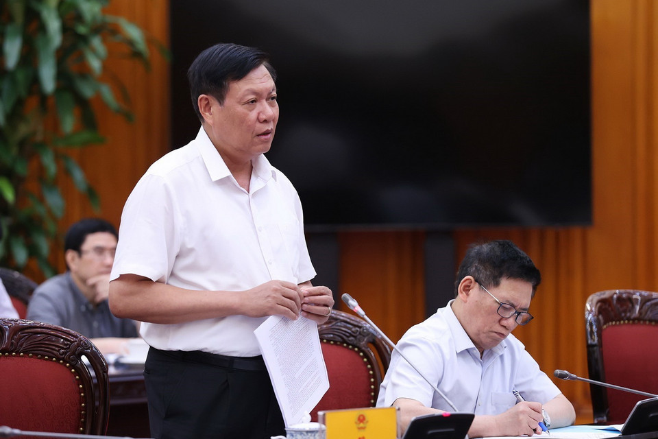 Thứ trưởng Bộ Y Tế Đỗ Xuân Tuyên báo cáo về tình trạng thiếu thuốc, vật tư y tế tại các cơ sở khám, chữa bệnh. (Ảnh: Dương Giang/TTXVN)