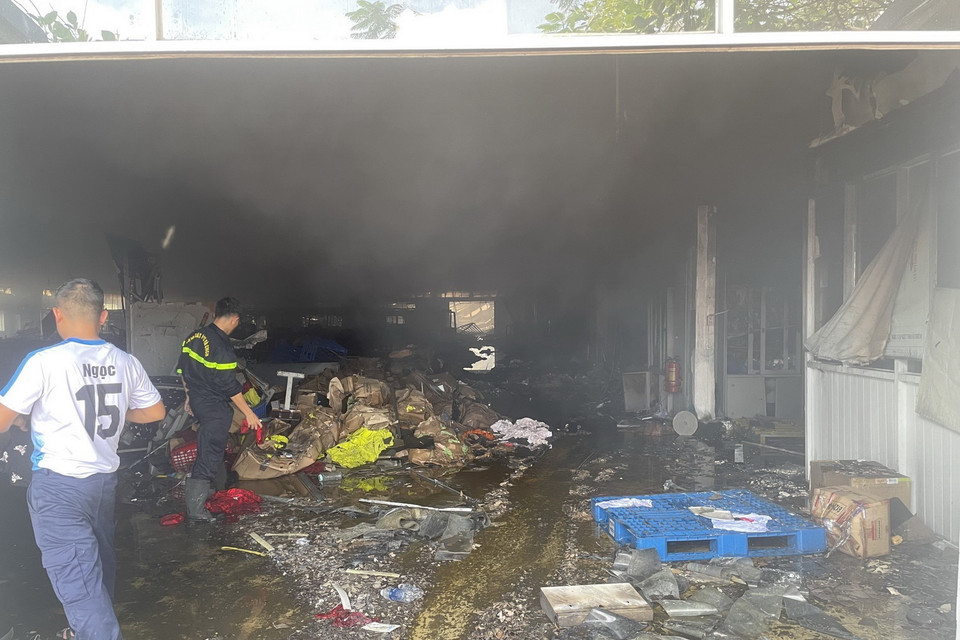  Vụ cháy đã thiêu rụi nhiều nguyên vật liệu may mặc tại Công ty Scavi Huế. (Ảnh: Mai Trang/TTXVN)