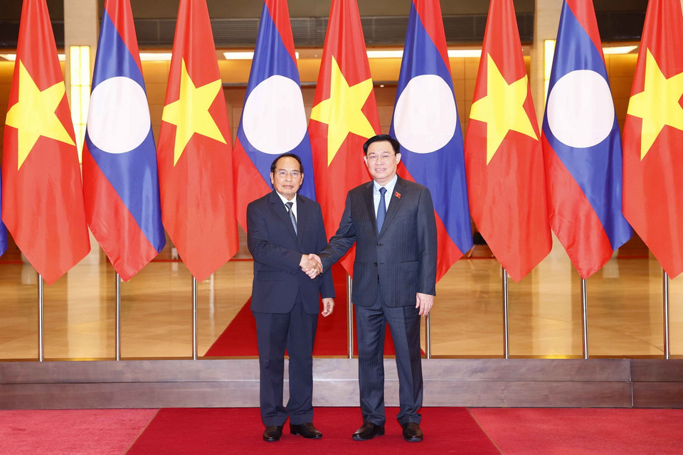 Chủ tịch Quốc hội Vương Đình Huệ và Thường trực Ban Bí thư Lào Bounthong Chitmany. (Ảnh: Doãn Tấn/TTXVN)