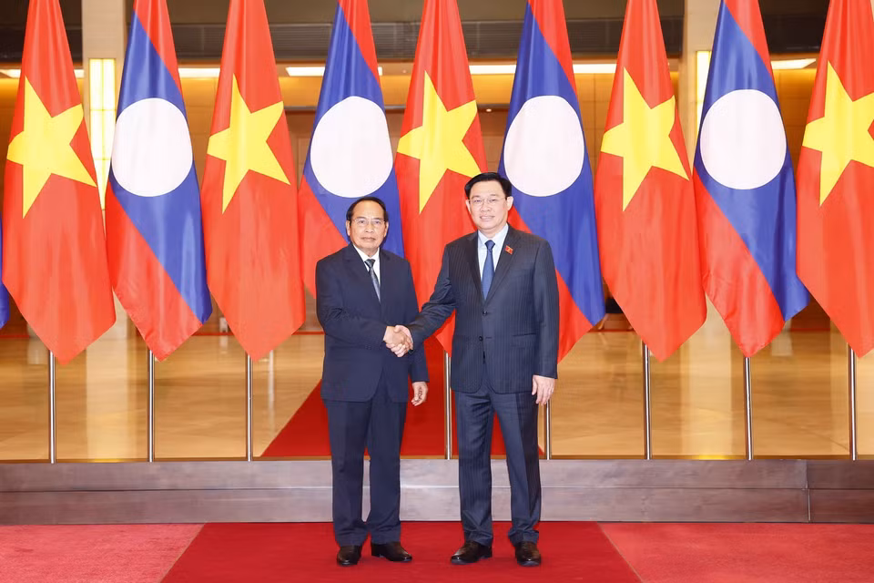 Chủ tịch Quốc hội Vương Đình Huệ và Thường trực Ban Bí thư Lào Bounthong Chitmany. (Ảnh: Doãn Tấn/TTXVN)