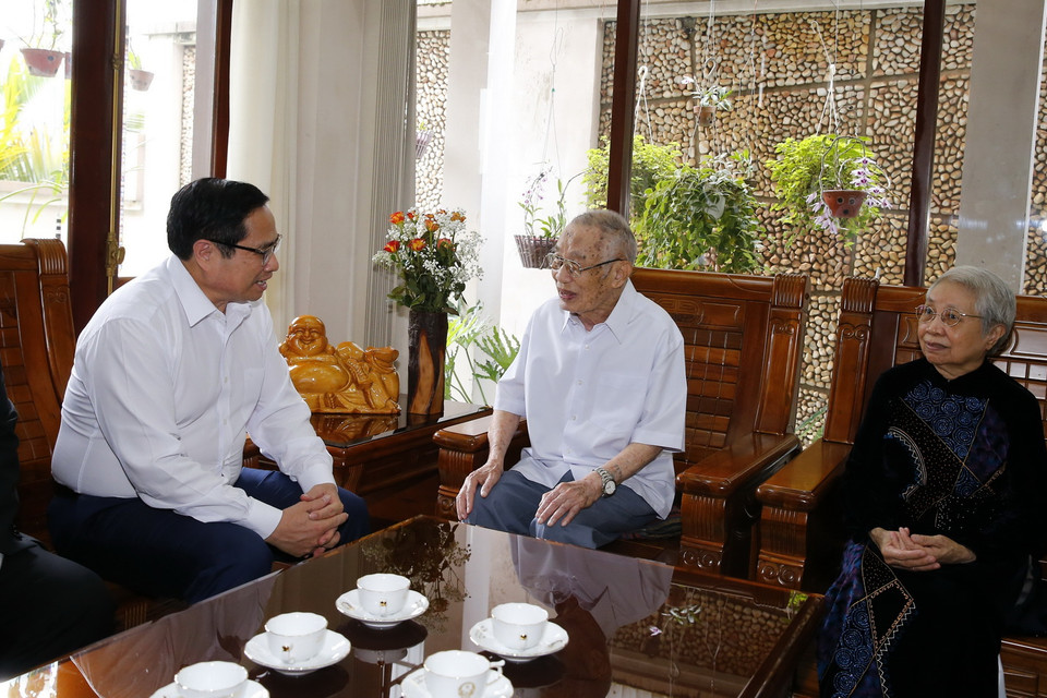  Thủ tướng Phạm Minh Chính nói chuyện thân mật với cán bộ lão thành cách mạng Ngô Thành, nguyên Phó Bí thư Tỉnh ủy Gia Lai. (Ảnh: Văn Điệp/TTXVN)