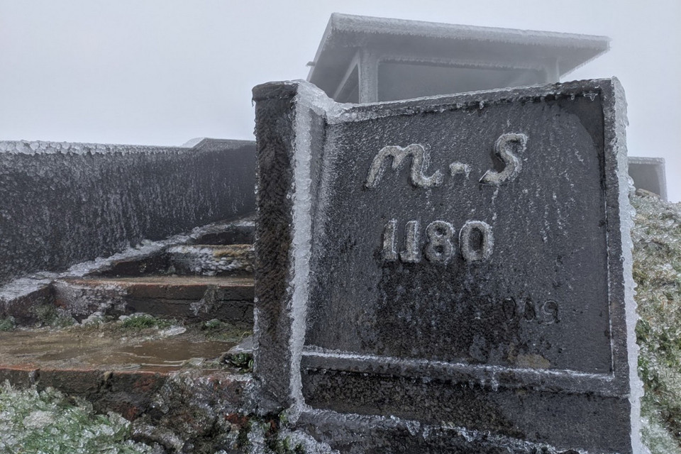Tại Khu du lịch Mẫu Sơn trời đang mưa nhỏ và băng giá đã xuất hiện từ sáng nay. (Ảnh: Anh Tuấn/TTXVN)