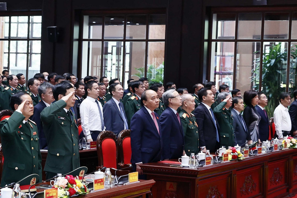 Chủ tịch nước Nguyễn Xuân Phúc cùng các đại biểu thực hiện nghi lễ chào cờ. (Ảnh: Thống Nhất/TTXVN)