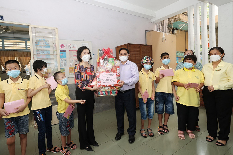  Thủ tướng Phạm Minh Chính tặng quà cho cán bộ, nhân viên và trẻ em Trung tâm Bảo trợ trẻ tàn tật mồ côi Thị Nghè. (Ảnh: Dương Giang/TTXVN)