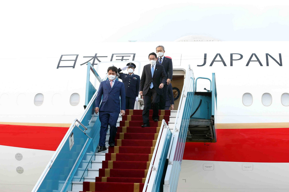  Thủ tướng Nhật Bản Kishida Fumio xuống sân bay Quốc tế Nội Bài, Hà Nội, bắt đầu chuyến thăm chính thức Việt Nam. (Ảnh: Phạm Kiên/TTXVN)