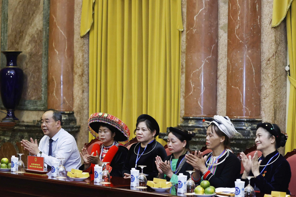 Các đại biểu dân tộc thiểu số tiêu biểu tỉnh Cao Bằng. (Ảnh: Thống Nhất/TTXVN)