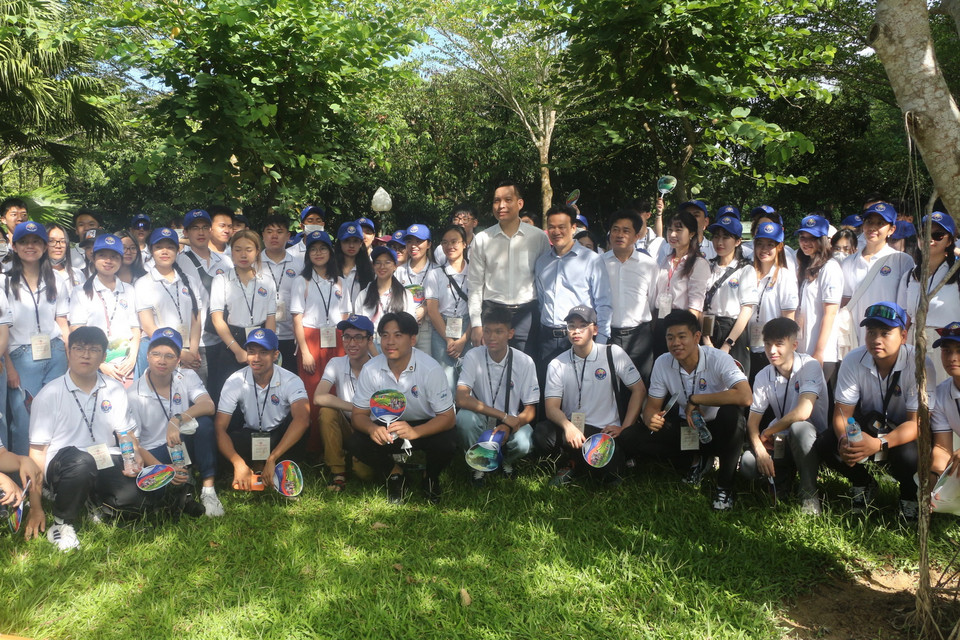  Đoàn chụp ảnh lưu niệm tại Khu di tích Kim Liên, huyện Nam Đàn. (Ảnh: Bích Huệ/TTXVN)