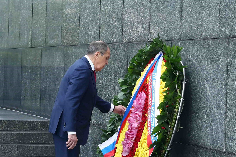 Bộ trưởng Ngoại giao Liên bang Nga Sergey Lavrov đặt vòng hoa và vào Lăng viếng Chủ tịch Hồ Chí Minh. (Ảnh: Phạm Kiên/TTXVN)