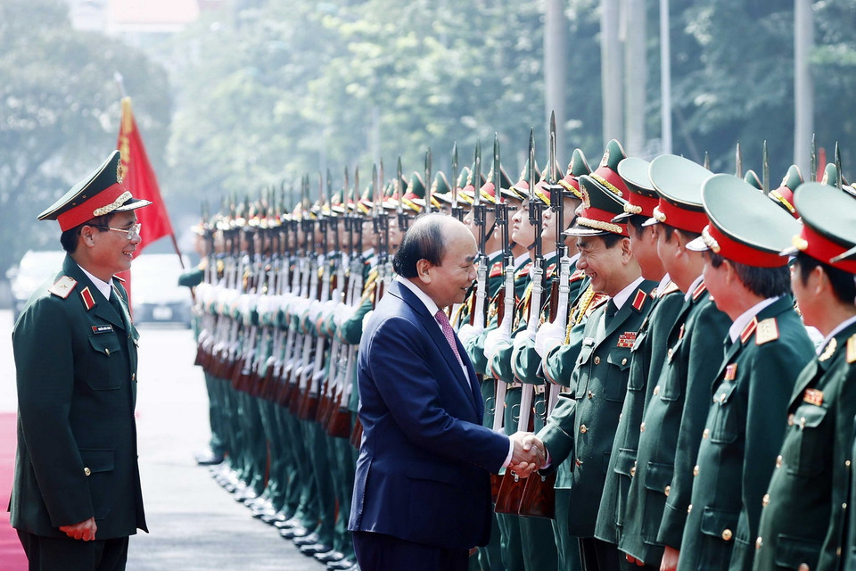 Chủ tịch nước Nguyễn Xuân Phúc với lãnh đạo Bộ Quốc phòng và các sỹ quan chỉ huy của Binh đoàn 11. (Ảnh: Thống Nhất/TTXVN)