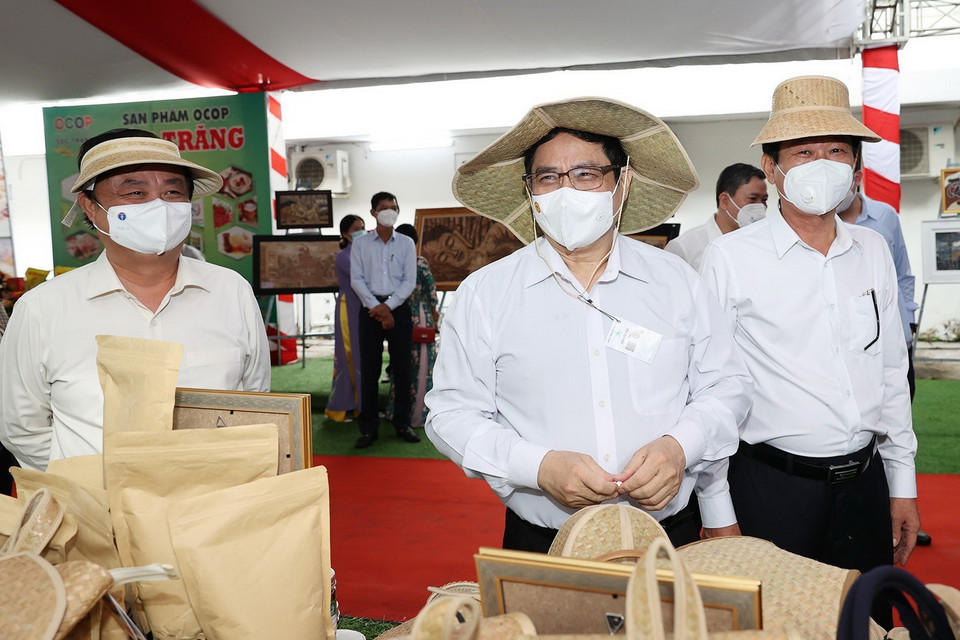 Thủ tướng Phạm Minh Chính tại gian trưng bày các sản phẩm nông nghiệp. (Ảnh: Dương Giang/TTXVN)
