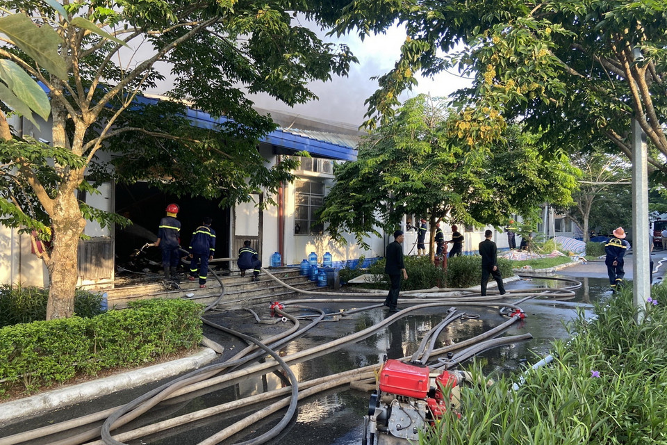 Đến 10 giờ ngày 13/6, vụ cháy đã được khống chế. Lực lượng cứu hộ đang triển khai công tác làm nguội, tiến hành kiểm tra thống kế thiệt hại và nguyên nhân vụ cháy. (Ảnh: Mai Trang/TTXVN)