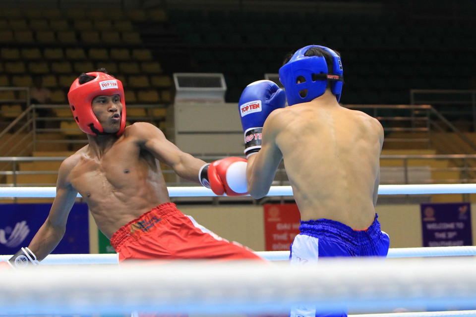 Kham Khlaneang (đội Campuchia, đỏ) và Masdor Mohammad-Rifdean (đội Malaysia, xanh) ở nội dung Full Contact hạng cân dưới 51kg với tỷ số 0-3. (Ảnh: Thái Hùng/TTXVN)