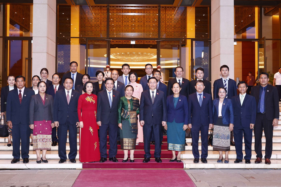 Chủ tịch Quốc hội Vương Đình Huệ chụp ảnh cùng đoàn đại biểu Quốc hội Lào. (Ảnh: Doãn Tấn/TTXVN)