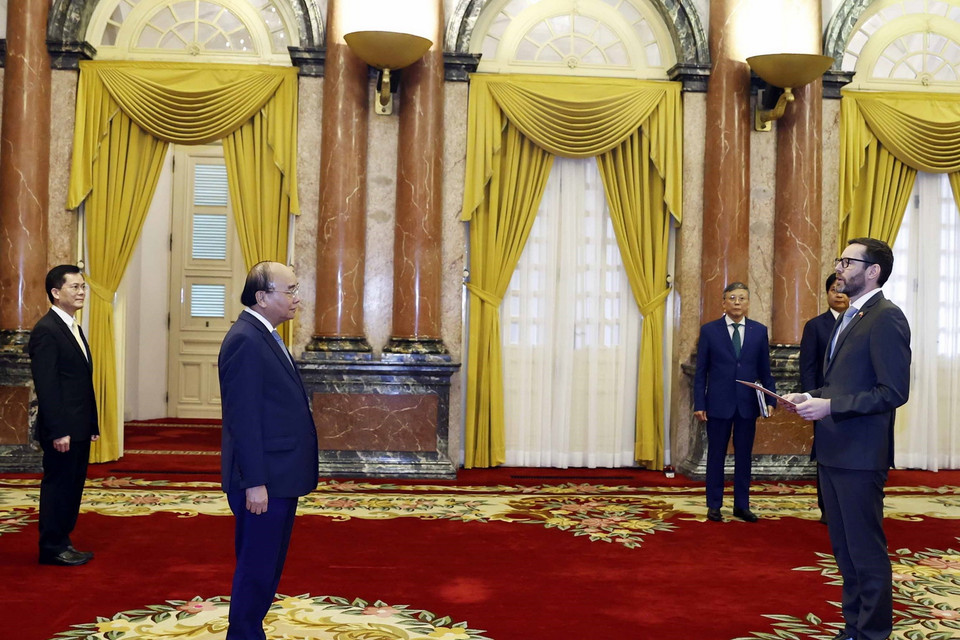 Chủ tịch nước Nguyễn Xuân Phúc tiếp Đại sứ Liên hiệp Vương quốc Anh và Bắc Ireland Iain Frew đến trình Quốc thư. (Ảnh: Thống Nhất/TTXVN)