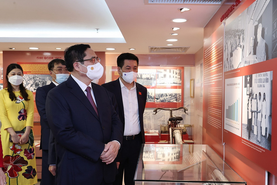 Thủ tướng Phạm Minh Chính tham quan trưng bày, sách, hình ảnh, hiện vật ngành thống kê. (Ảnh: Dương Giang/TTXVN)