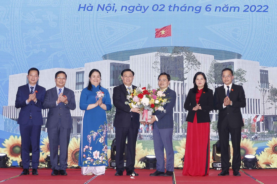 Chủ tịch Quốc hội Vương Đình Huệ tặng hoa Nhóm Đại biểu Quốc hội Trẻ khóa XV. (Ảnh: Doãn Tấn/TTXVN)