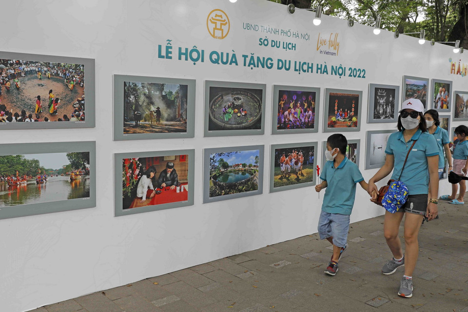 Một góc triển lãm hình ảnh về Hà Nội bên bờ hồ Hoàn Kiếm. (Ảnh: Trần Việt/TTXVN)