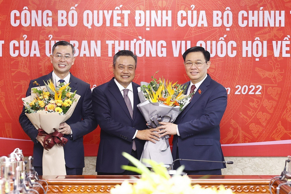 Chủ tịch Quốc hội Vương Đình Huệ tặng hoa chúc mừng ông Trần Sỹ Thanh, Ủy viên Trung ương Đảng, nguyên Bí thư Ban cán sự Đảng, nguyên Tổng Kiểm toán Nhà nước, Phó Bí thư Thành ủy Hà Nội, Chủ tịch UBND TP Hà Nội. (Ảnh: Doãn Tấn/TTXVN)