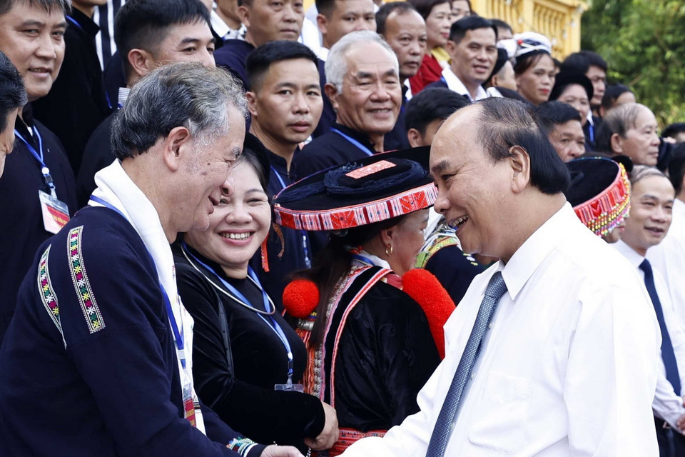 Chủ tịch nước Nguyễn Xuân Phúc với đại biểu dân tộc thiểu số tiêu biểu tỉnh Cao Bằng. (Ảnh: Thống Nhất/TTXVN)