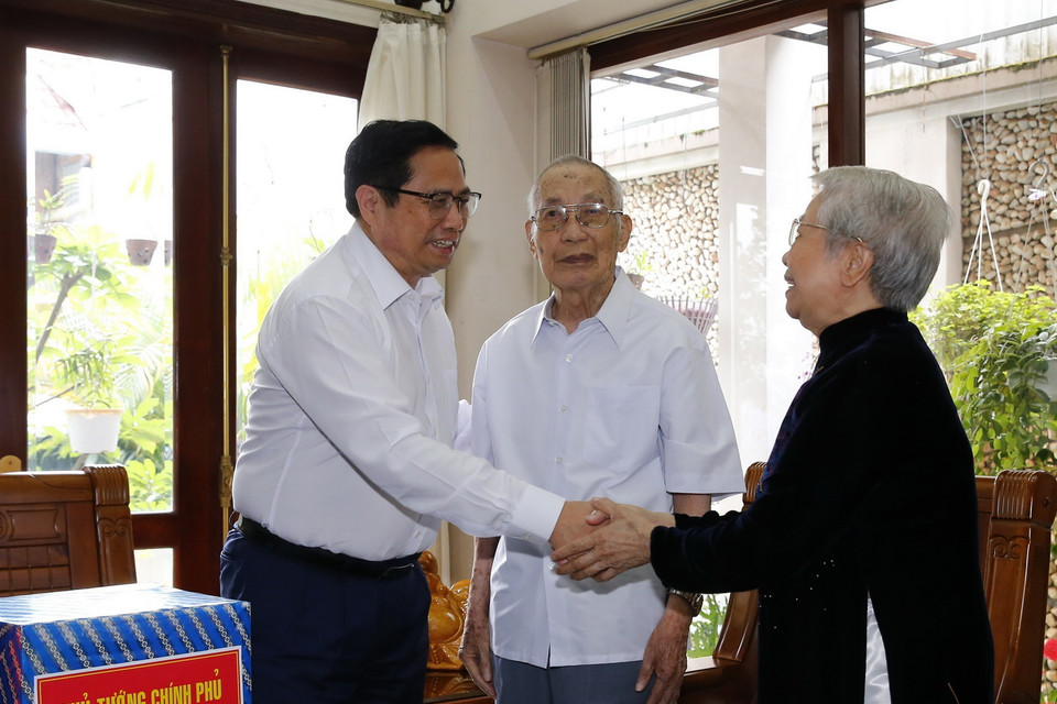 Thủ tướng Phạm Minh Chính thăm, tặng quà cán bộ lão thành cách mạng Ngô Thành, nguyên Phó Bí thư Tỉnh ủy Gia Lai. (Ảnh: Văn Điệp/TTXVN)