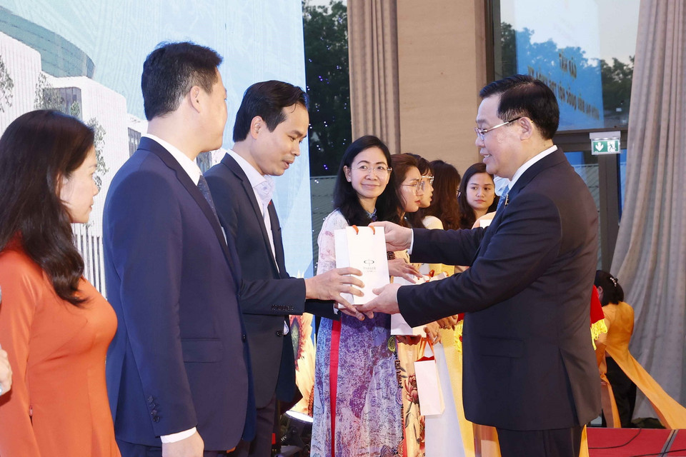 Chủ tịch Quốc hội Vương Đình Huệ tặng quà lưu niệm cho đại diện Nhóm Đại biểu Quốc hội Trẻ khóa XV. (Ảnh: Doãn Tấn/TTXVN)