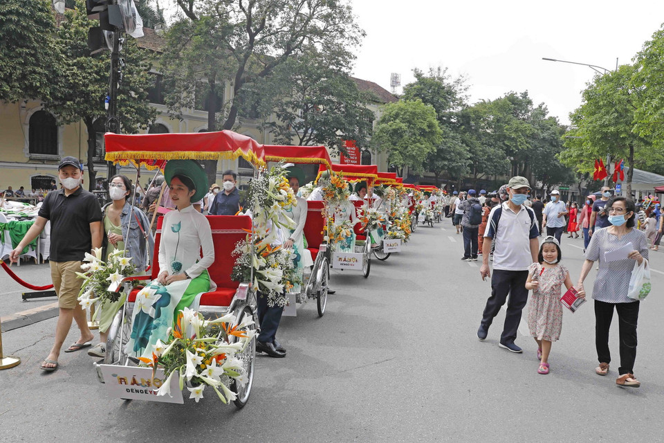 Trong ảnh: Đoàn xe xích lô diễu hành trên phố đi bộ Hồ Gươm. (Ảnh: Trần Việt/TTXVN)