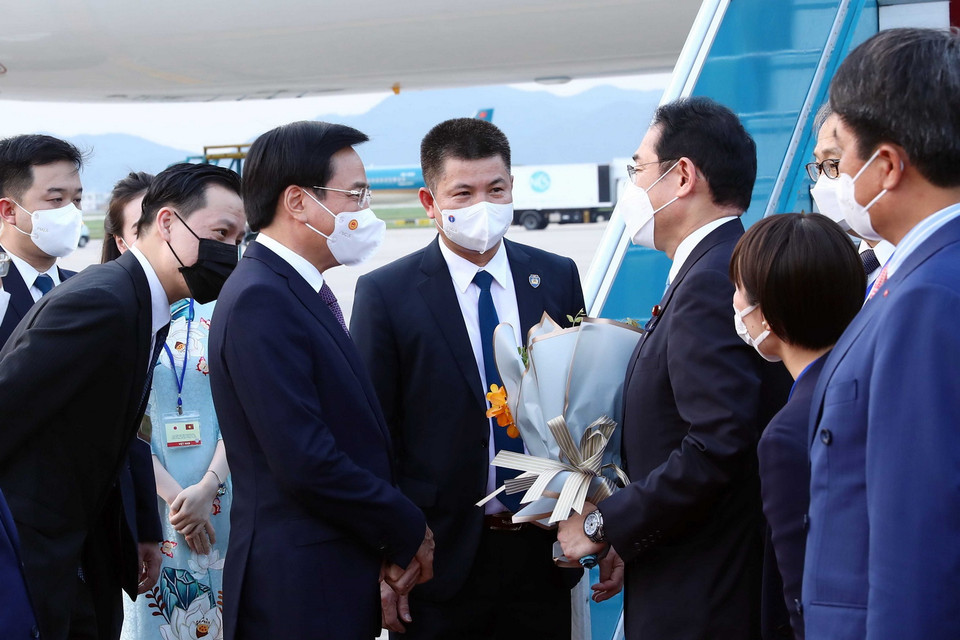 Bộ trưởng, Chủ nhiệm Văn phòng Chính phủ Trần Văn Sơn đón Thủ tướng Nhật Bản Kishida Fumio tại sân bay Quốc tế Nội Bài, Hà Nội. (Ảnh: Phạm Kiên/TTXVN)